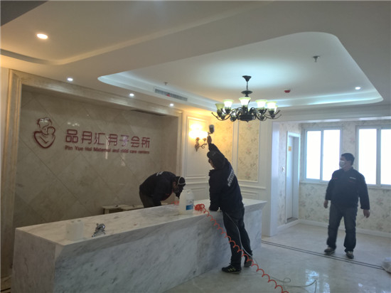 立美凈除甲醛公司施工人員在對月子會所做甲醛清理工作