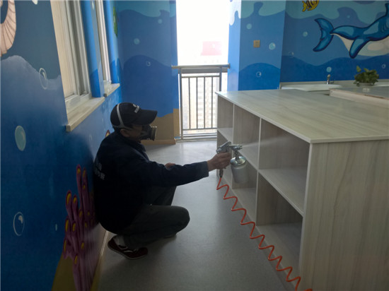 立美凈除甲醛公司施工人員在對月子會所做甲醛清理工作
